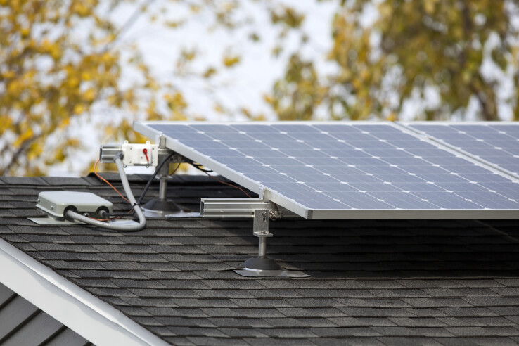 Une installation photovoltaïque sur le toit d'une maison, symbole de la protection contre les incendies, de l'entretien et de la sécurité d'exploitation des systèmes solaires.