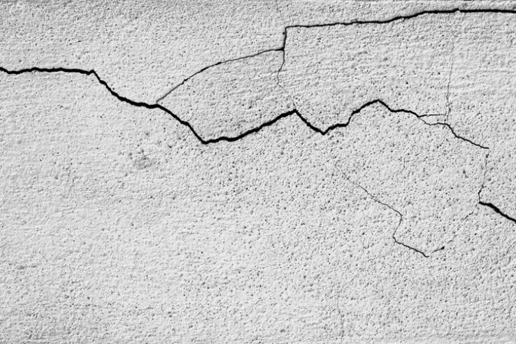 Les fines fissures dans le béton sont faciles à réparer.