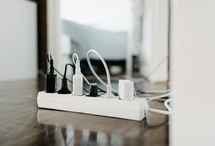 Une multiprise, avec ses nombreuses prises, illustre bien les câbles électriques et les éventuels mauvais contacts qui peuvent se produire à la maison.