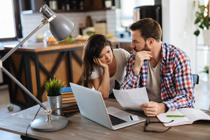 Un couple calcule ses fonds propres et le financement nécessaires à l'achat d'un logement en Suisse.