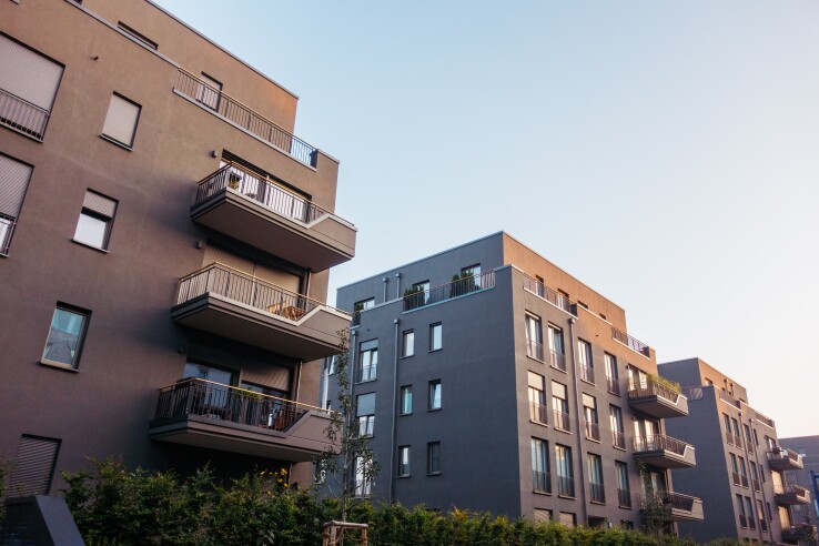 Des immeubles collectifs modernes comprenant des appartements en copropriété, symboles de l'acquisition d'un appartement en copropriété en Suisse.