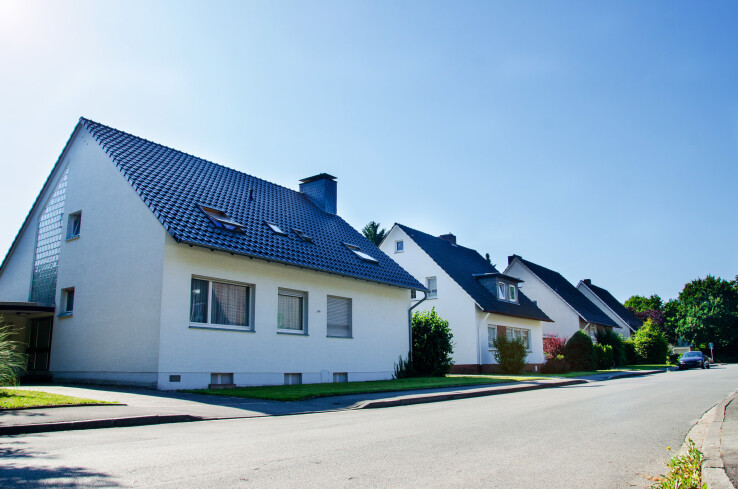 Des maisons individuelles situées dans un quartier résidentiel, qui illustrent la question de la location immobilière en Suisse.