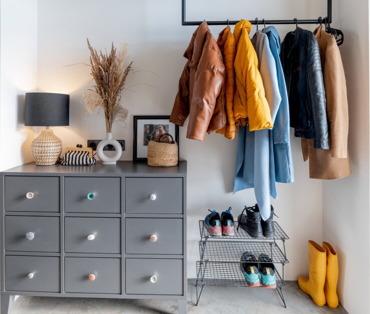 Entrée avec penderie, étagère à chaussures et commode.