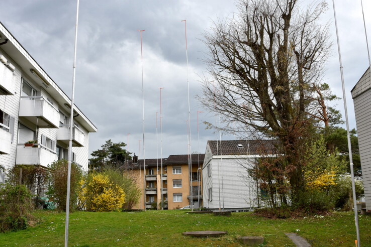 Un projet de construction balisé sur un terrain, qui symbolise une demande de permis de construire déposée auprès des autorités.