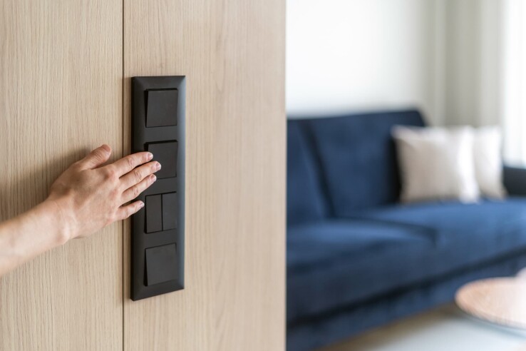 Commande manuelle d'une rampe d'interrupteurs moderne dans le cadre de la conception électrique d'un espace de vie