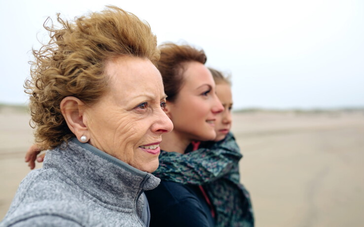 Trois générations d'une même famille, symbole de la planification successorale par le biais d'un pacte successoral.