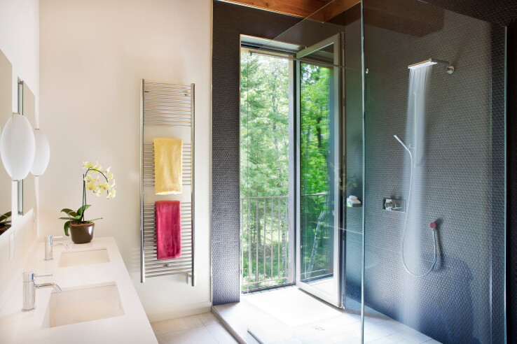 Une salle de bains aux accents naturels et à l'atmosphère apaisante, aménagée selon les principes du Feng Shui pour plus d'équilibre et de détente.