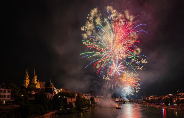 Feux d'artifice du 1er août en Suisse : respectez une distance de sécurité par rapport aux habitations et observez les règles de sécurité incendie.