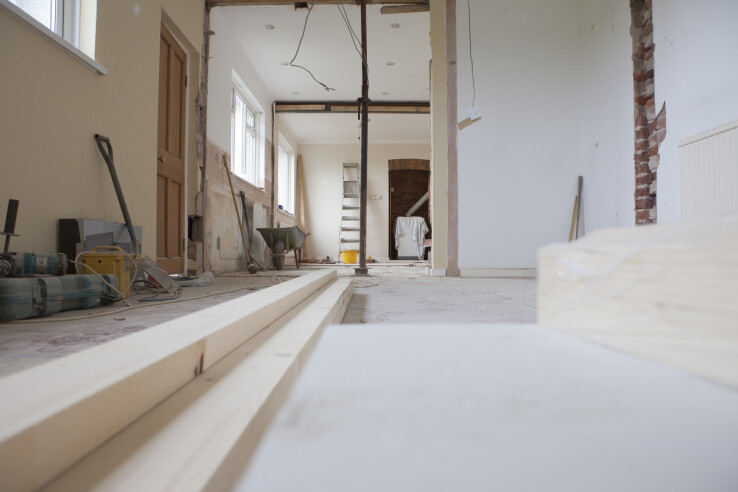 L'intérieur d'une maison en cours de travaux, symbolisant le financement d'une rénovation ou d'une remise en état.