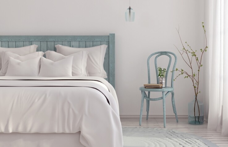 Chambre à coucher aménagée selon les principes du Feng Shui, offrant une atmosphère apaisante, des matériaux naturels et un lit disposé de manière harmonieuse.