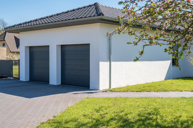 Selon sa taille, un garage peut même avoir deux portes d'entrée et offre ainsi un grand espace de rangement