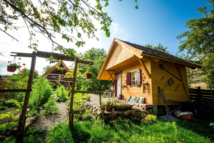 Abri de jardin en bois situé dans un jardin bien entretenu – dépendance pouvant être assurée contre l'incendie, les tempêtes ou le cambriolage.