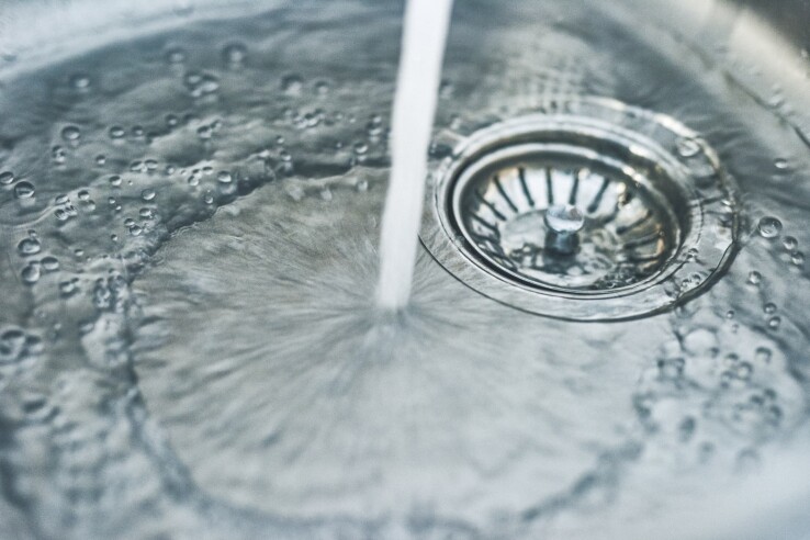 Système de traitement des eaux grises destiné à la récupération des eaux usées pour la chasse d'eau des toilettes et l'arrosage du jardin.