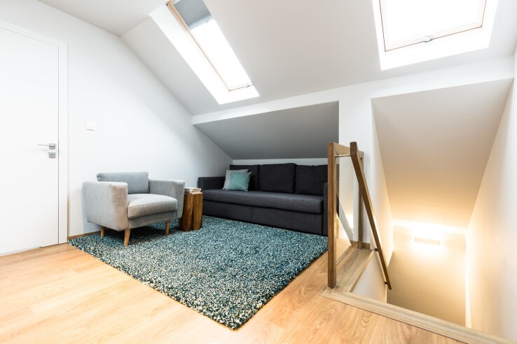 Pièce à vivre d'un appartement mansardé. Image illustrative pour compter les pièces en Suisse.
