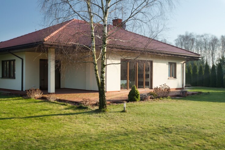 Maison individuelle avec jardin, qui illustre bien comment ça se passe quand on hérite d'un bien immobilier en Suisse.