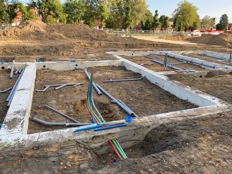 Fondations d'une nouvelle construction avec des canalisations d'électricité, d'eau, d'assainissement et d'autres raccordements domestiques déjà posées.
