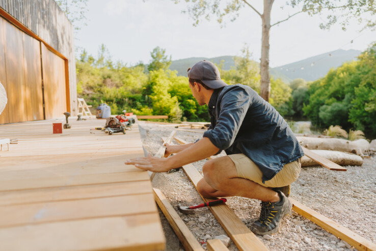 Travaux de construction, symbole de la construction d'une maison de vacances à l'étranger.