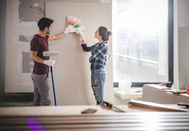 Un couple prévoit de construire une maison selon les principes du Feng Shui et en utilisant des couleurs