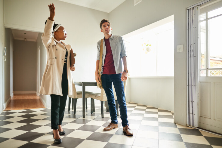 Une femme et un homme inspectent une maison.