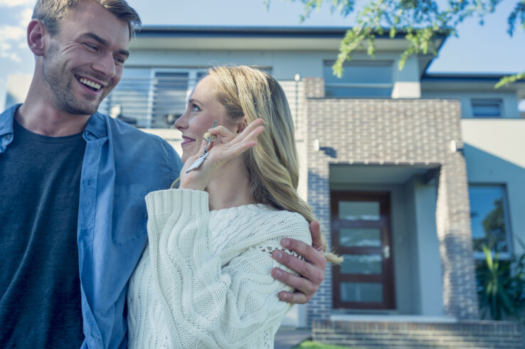 Un couple après avoir mené à bien les négociations pour l'achat d'une maison.