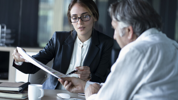 Un propriétaire examine les documents relatifs à l'évaluation immobilière et à l'hypothèque.