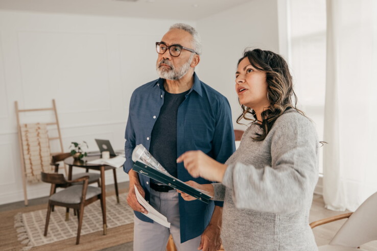 Une experte explique à un propriétaire immobilier comment évaluer un bien immobilier lors d'une visite.