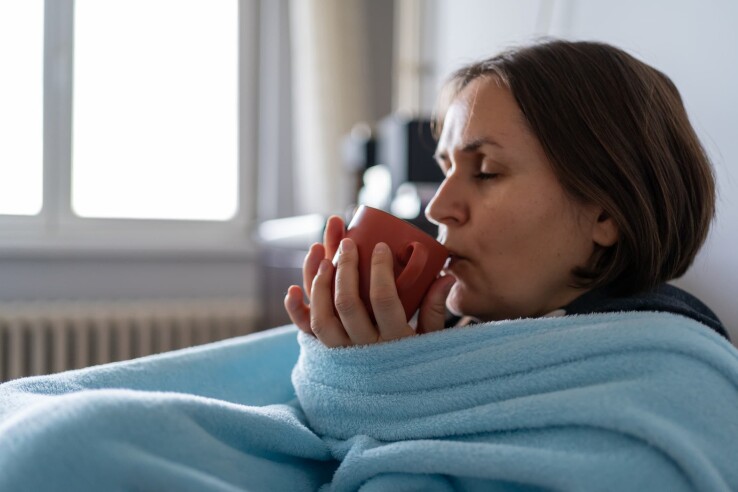 Les boissons chaudes et les couvertures aident à lutter contre le froid au logement.