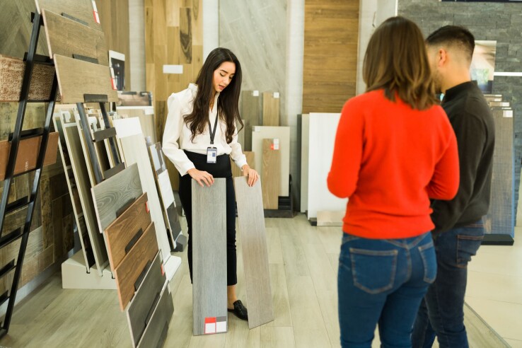 Conseils sur les revêtements de sol dans un magasin spécialisé proposant des échantillons de parquet, de vinyle, de stratifié et de carrelage.