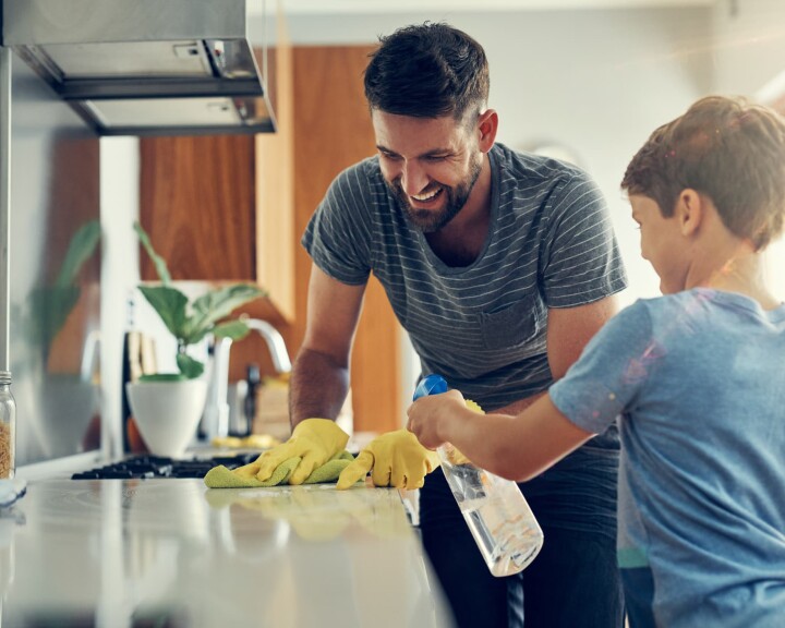 Le père et le fils nettoient la cuisine ensemble et veillent à l'hygiène de la maison.