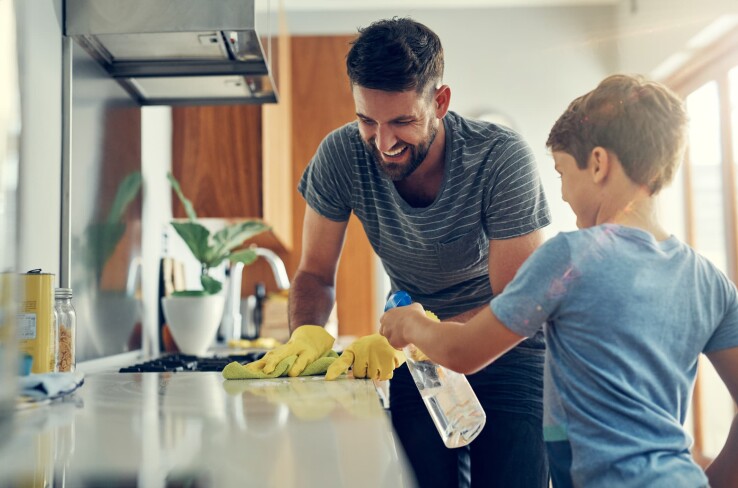 Le père et le fils nettoient la cuisine ensemble et veillent à l'hygiène de la maison.