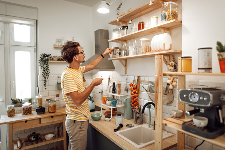 Une cuisine agrémentée de plantes, de décorations et de nouveaux éléments d'aménagement, source d'inspiration pour un coup de frais rapide sans travaux de rénovation.