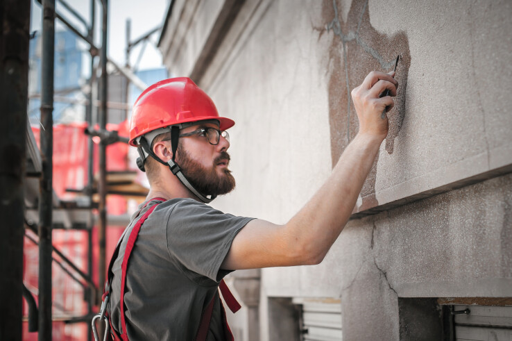 Une fissure dans le mur est réparée dans les règles de l'art, car la durée de vie des éléments de construction varie