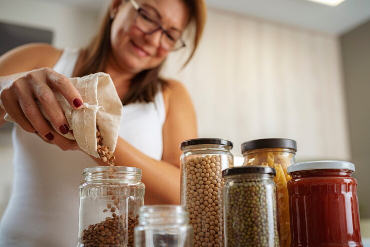 Une femme conserve ses aliments de manière durable afin de prolonger leur durée de conservation et de réduire le gaspillage alimentaire.