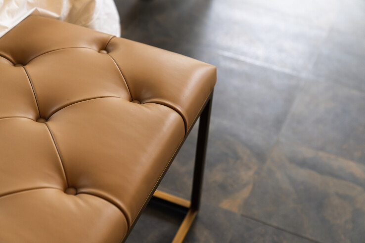 Les meubles en cuir marron s'entretiennent et se nettoient à l'aide d'un chiffon.