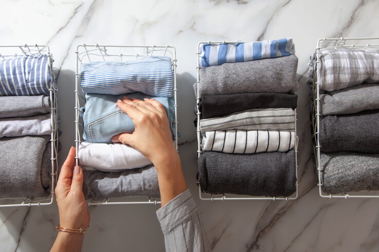 Selon Marie Kondo, les vêtements devraient être pliés de manière à pouvoir être rangés debout.