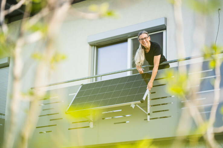 Mini-système solaire fixé à la balustrade du balcon d'un appartement en location, destiné à la production de votre propre électricité solaire.