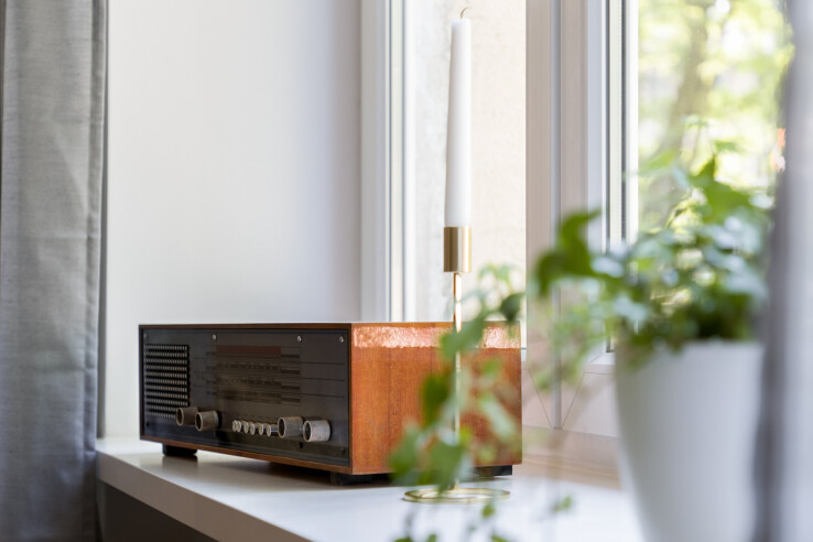 Associer une vieille radio à des meubles neufs