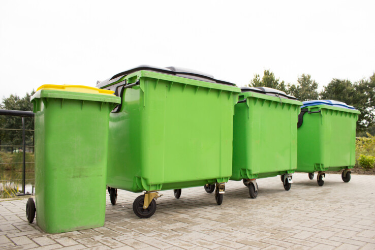 Les poubelles devant la maison doivent être nettoyées régulièrement pour éviter qu'elles ne dégagent de mauvaises odeurs