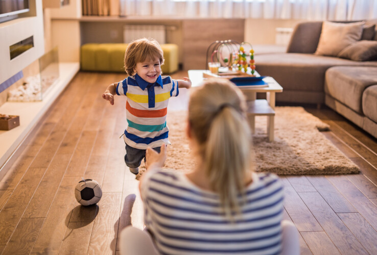 Une maman et son tout-petit dans un appartement en location. Image illustrative représentant un logement familial dans le cadre du droit locatif.