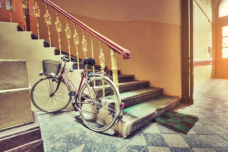 Cage d'escalier d'un immeuble collectif avec des portes d'appartement et un passage pratiquement libre, conformément au règlement intérieur