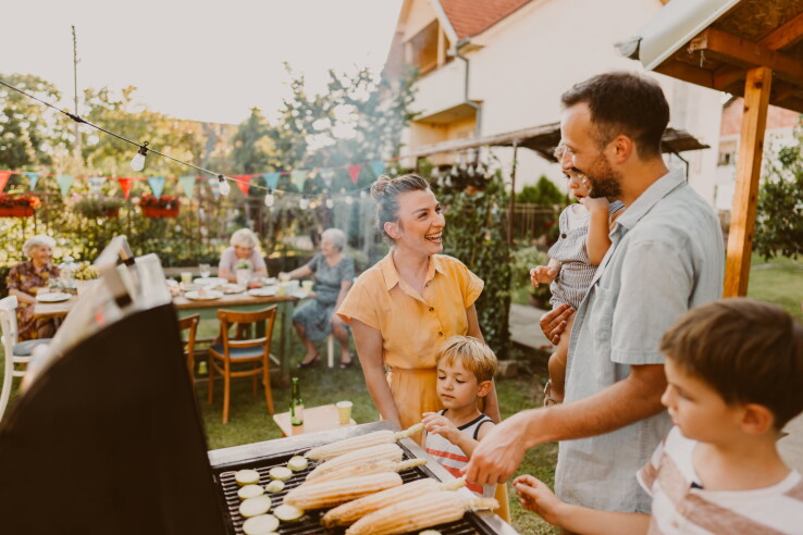 Faire un barbecue en toute sécurité dans le jardin, avec des aliments sur la grille.