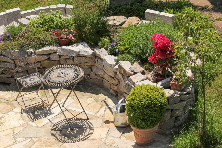 Les pierres naturelles mettent le jardin en valeur