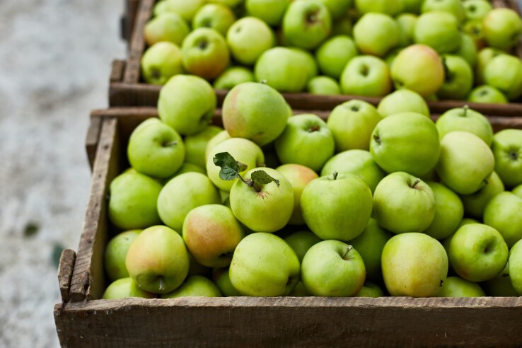 Des pommes vertes dans une caisse en bois, pour une conservation optimale et une longue durée de conservation après la récolte.