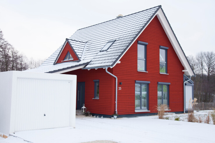 Une maison individuelle en hiver : le symbole du maintien et de la valorisation du bien grâce au remplacement du système de chauffage.