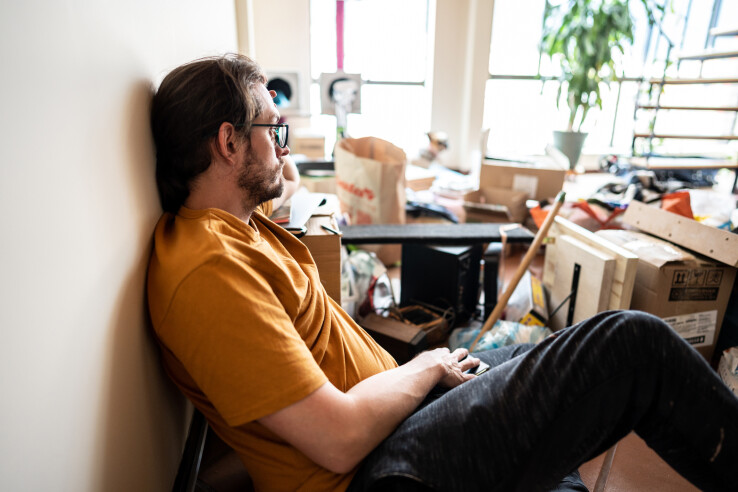 Un homme dont l'appartement est en désordre doit y mettre de l'ordre.