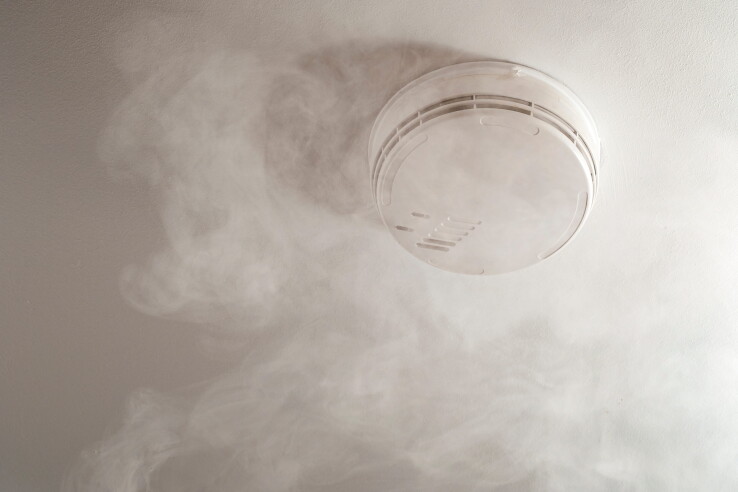 Le détecteur de fumée fixé au plafond vous alerte en cas de dégagement de fumée.