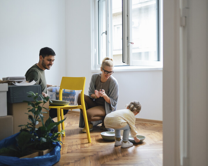 Une jeune famille dans son appartement en copropriété, illustrant la copropriété en Suisse.