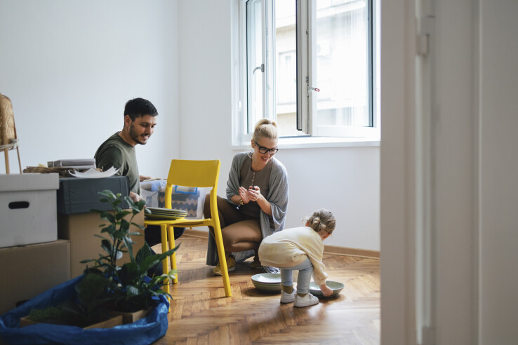 Une jeune famille dans son appartement en copropriété, illustrant la copropriété en Suisse.