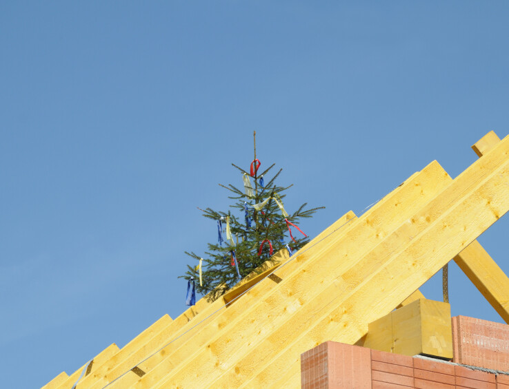 La tradition veut que l'on place un sapin sur le toit lors de la fête de fin des travaux