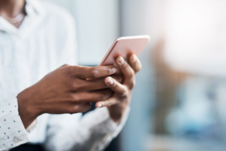 Une personne déclare un sinistre via son smartphone, grâce à une appli d'assurance.